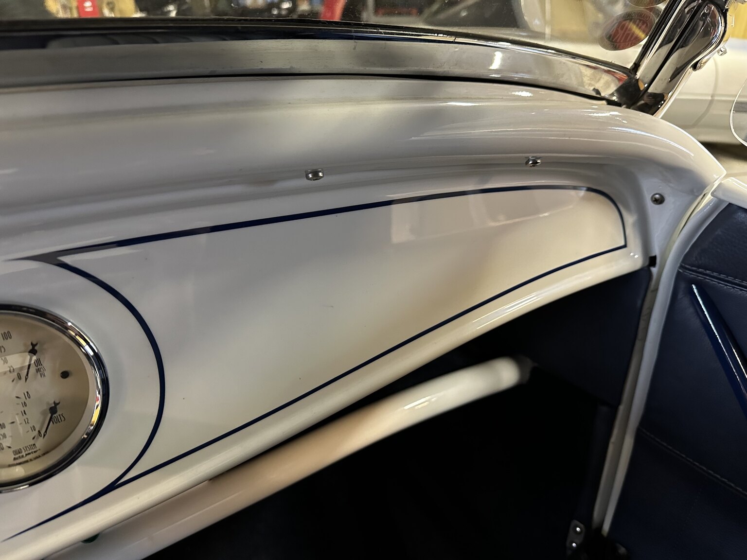 Interiörbild 1932 Custom Ford Rod White Ice