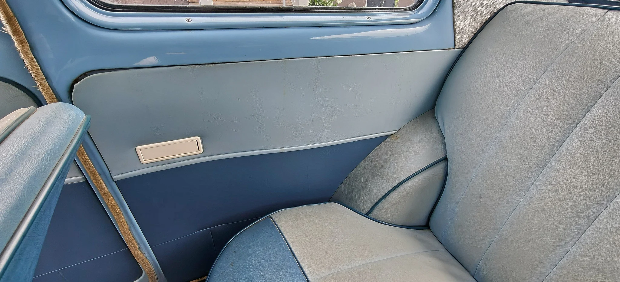 Interiörbild 1958 Ford Anglia (24)
