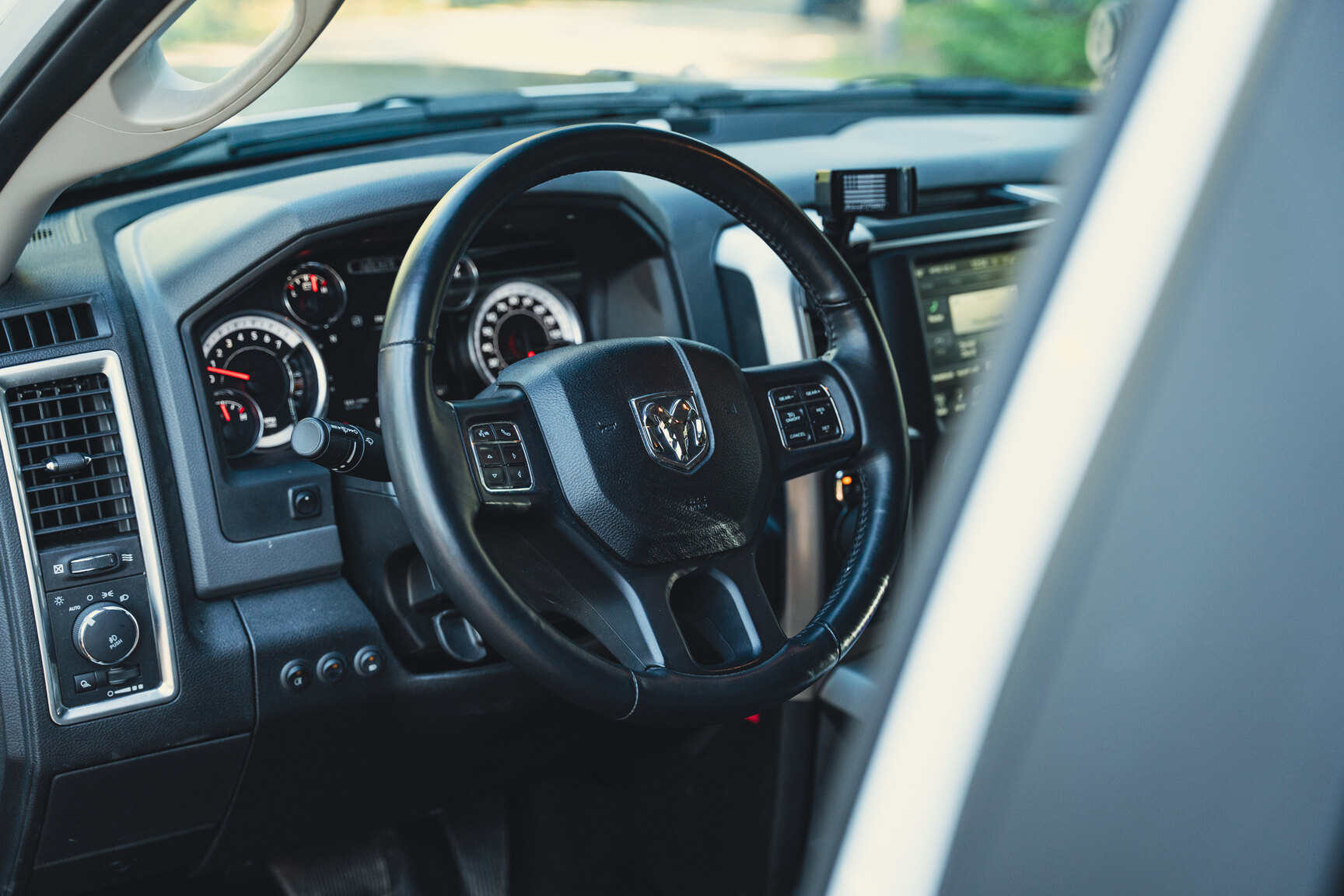 Interiörbild 2017 Dodge Ram 1500 AEV (4)