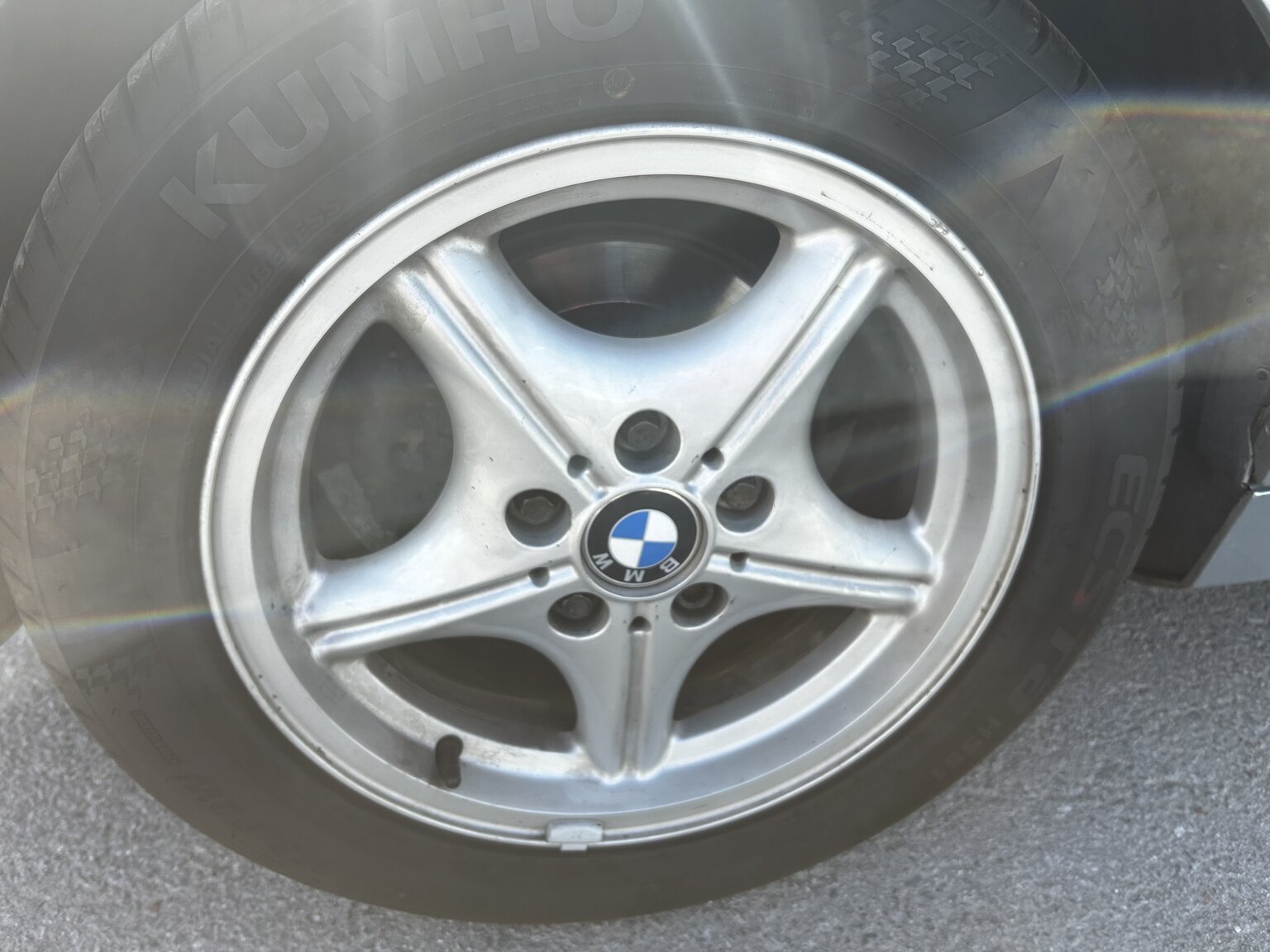 Exterior image of 1999 BMW Z3 2.8i (18)