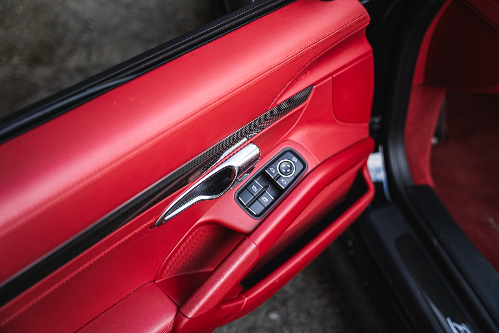 Interior image of 2013 Porsche Boxster S (11)