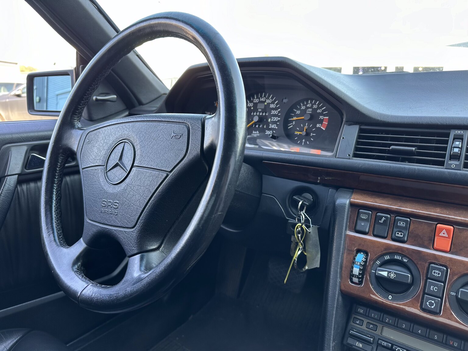 Innenraumfoto von 1992 Mercedes-Benz 300 CE-24