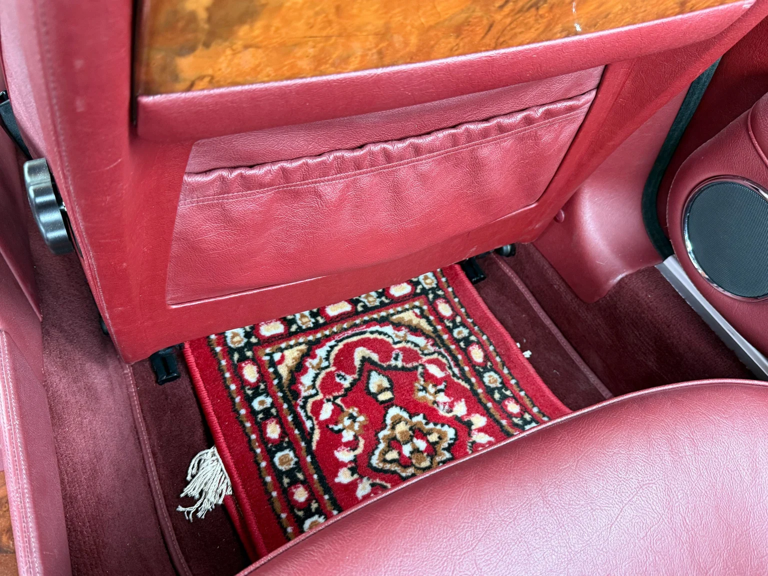 Interior image of 1988 Daimler Six (81)