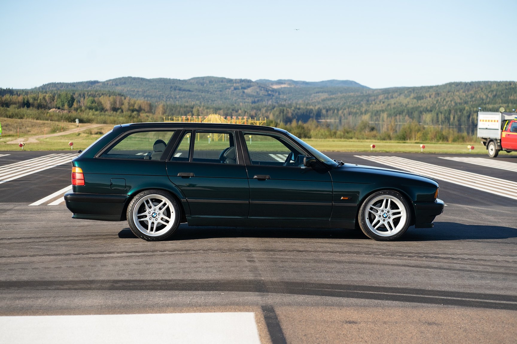 Exteriörbild på 1995 BMW 540i Touring - NO RESERVE (6)