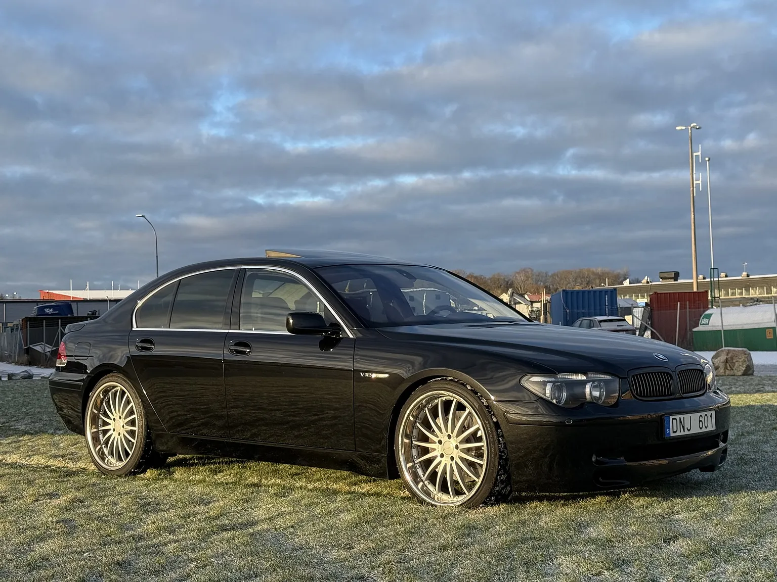 Exterior image of 2003 BMW 760i (3)