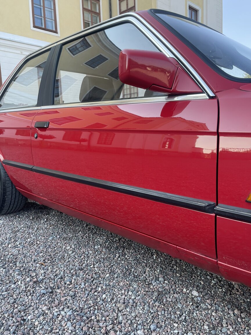 Exterior image of 1987 BMW 320i