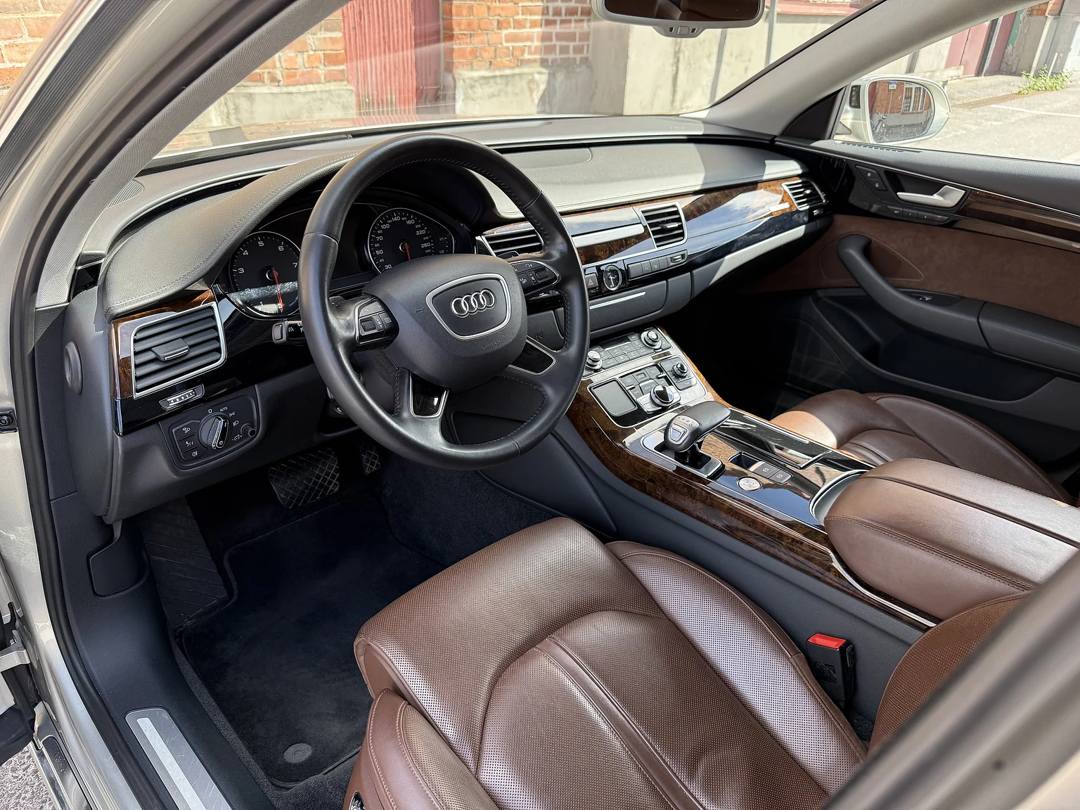 Innenraumfoto von 2014 Audi A8 4.0 TFSI (14)