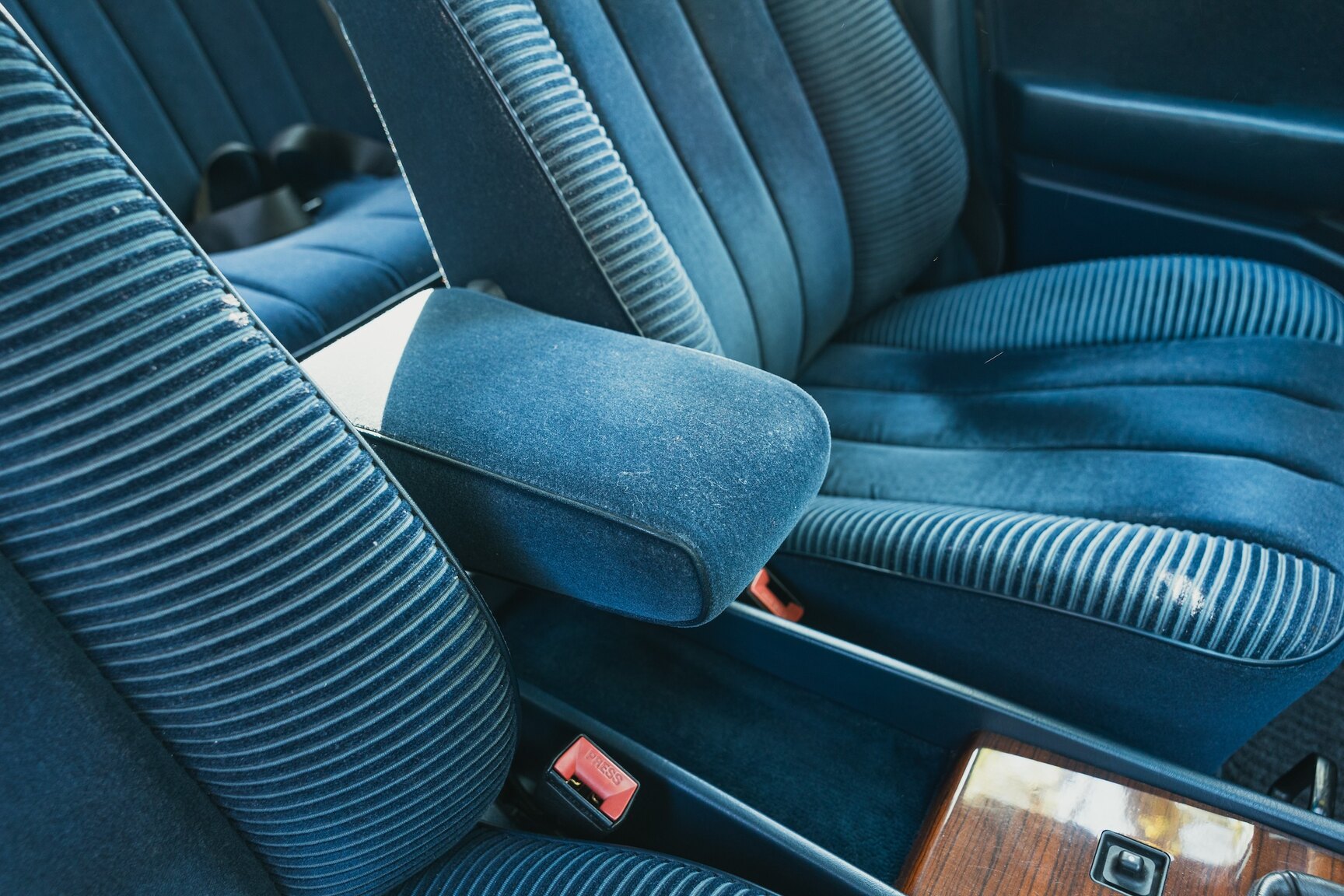 Innenraumfoto von 1987 Mercedes-Benz 230E