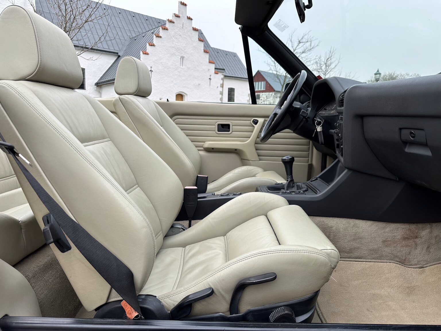Interior image of 1987 BMW 325i Convertible (28)