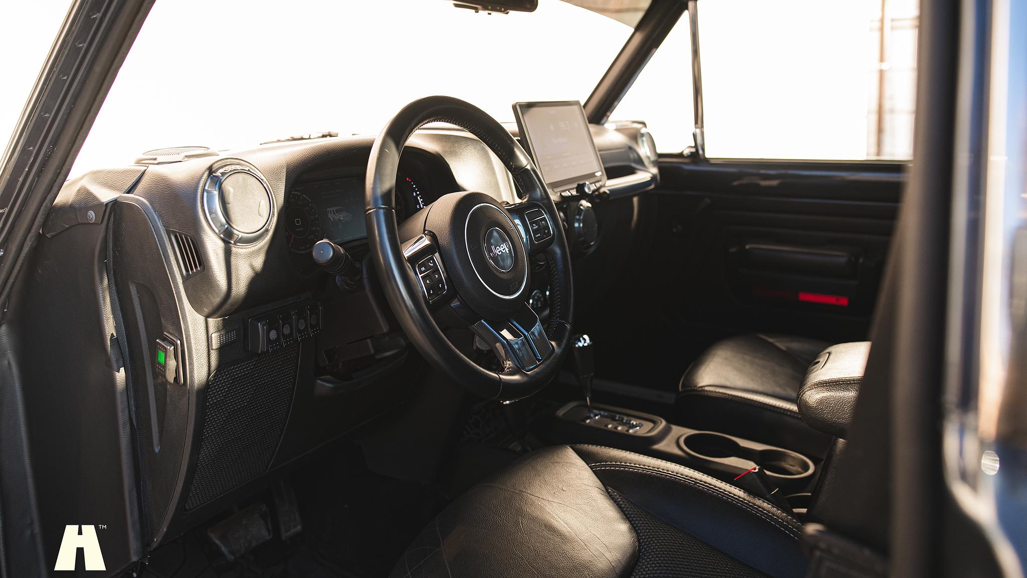 Innenraumfoto von 2015 Woodland Restomod Grand Wagoneer #002 Euro 6