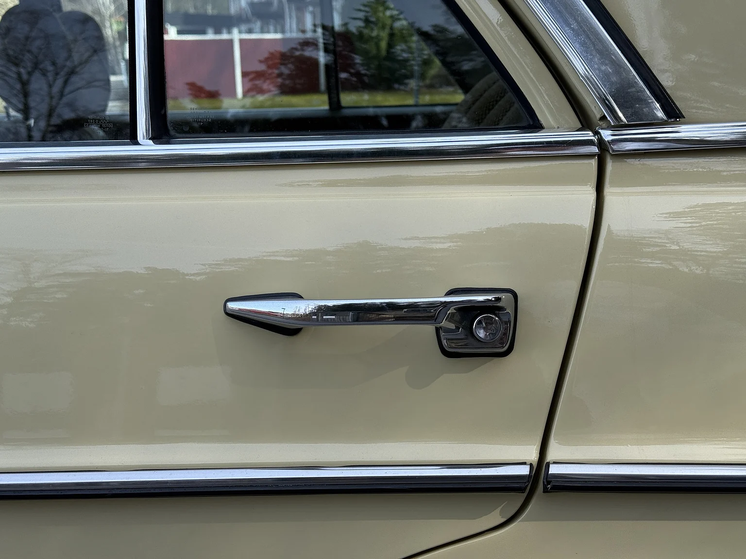Exteriörbild på 1974 Mercedes-Benz 230 Automatic (31)