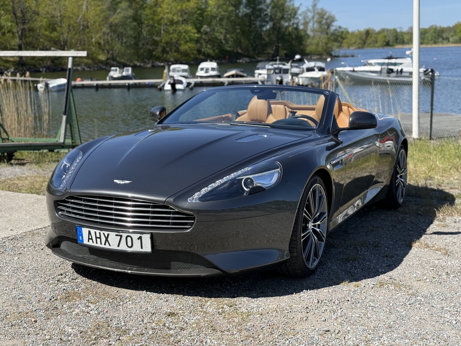 Exteriörbild på 2015 Aston Martin DB9 Volante
