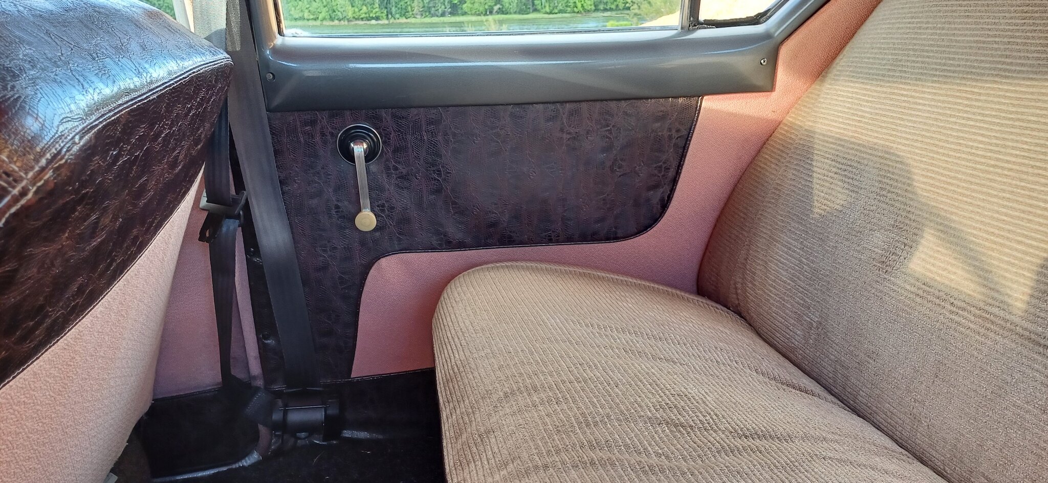 Interiörbild 1953 Kaiser Deluxe Club 2-door