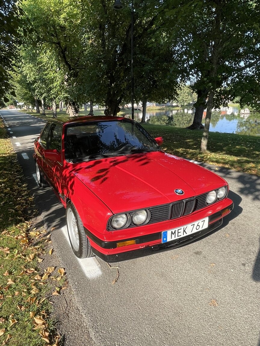 Exterior image of 1987 BMW 320i