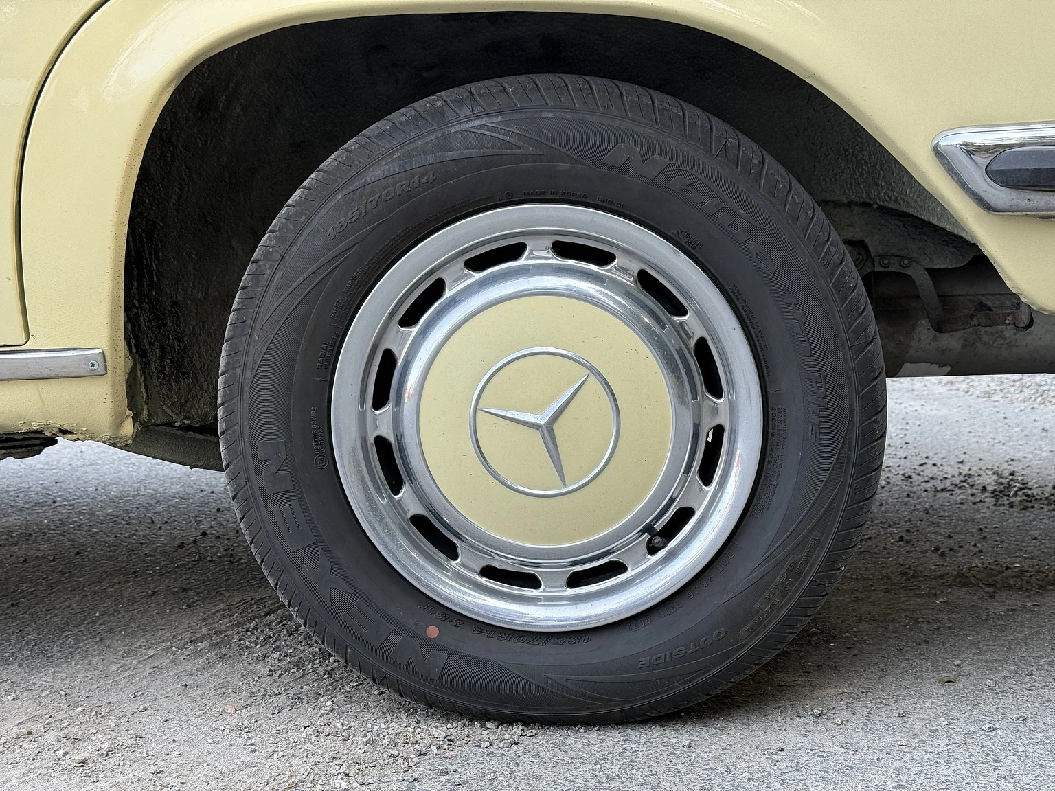 Exteriörbild på 1974 Mercedes-Benz 230 Automatic (47)