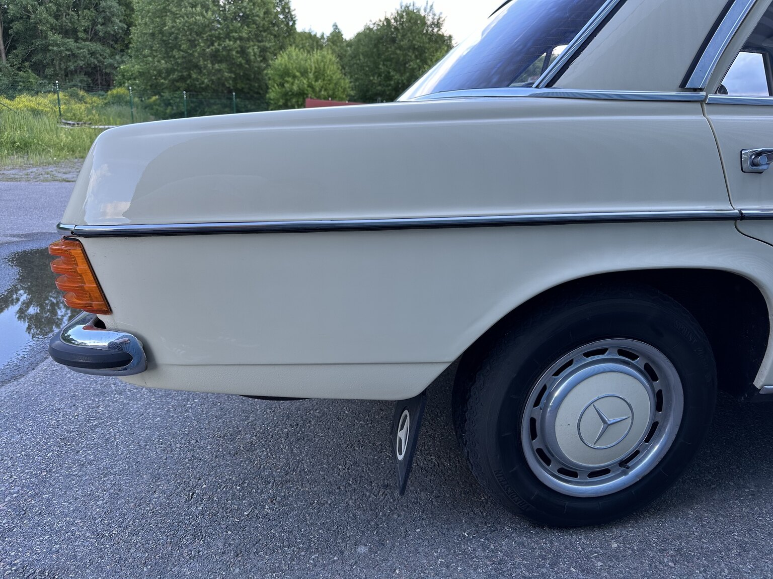 Exteriörbild på 1974 Mercedes Benz 230.6