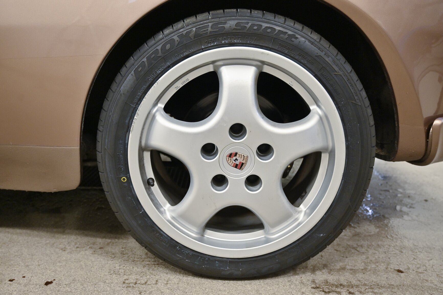 Exterior image of 1987 Porsche 944 Automat