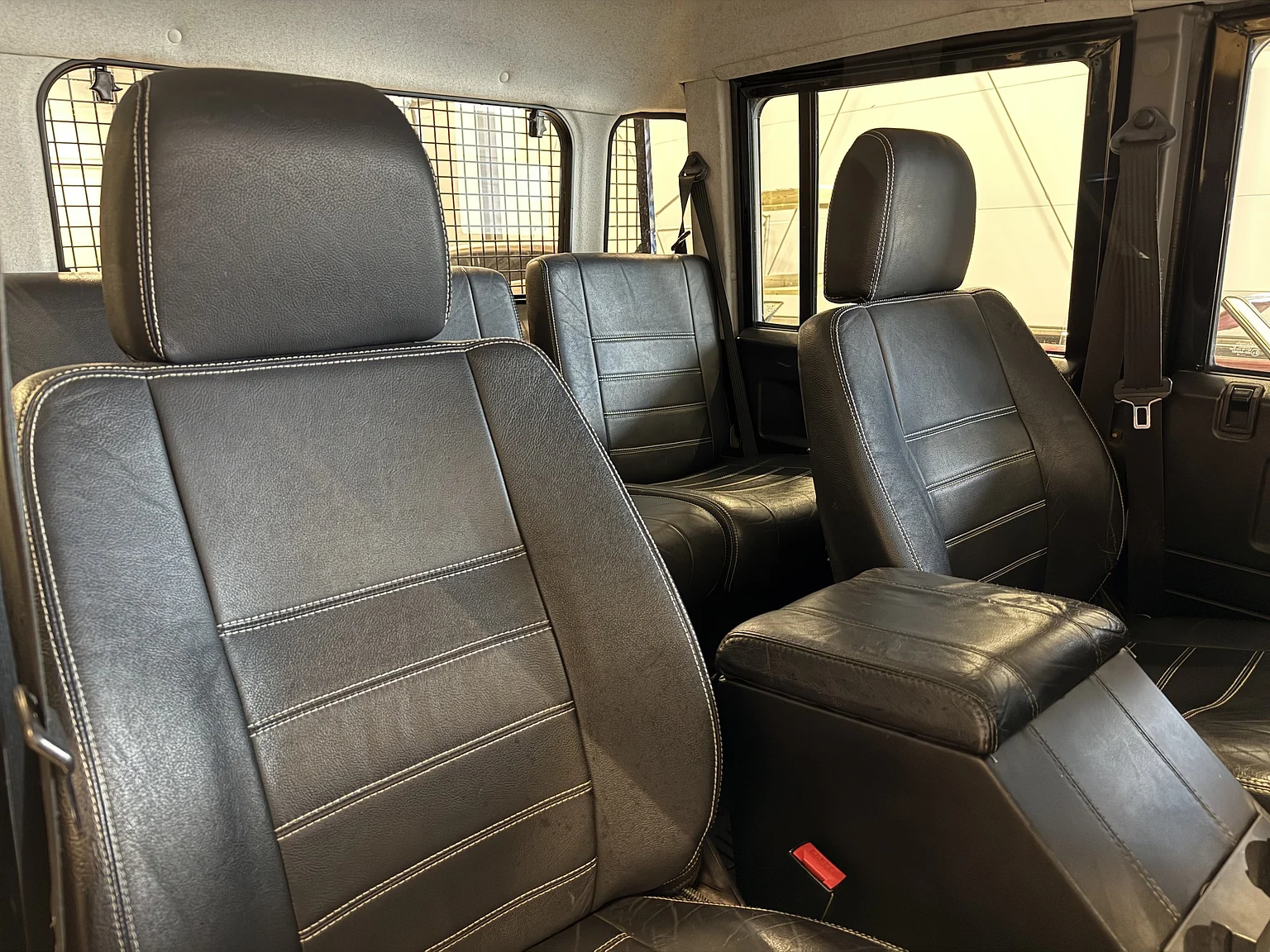 Innenraumfoto von 2000 Land Rover Defender 110 Tomb Raider (28)