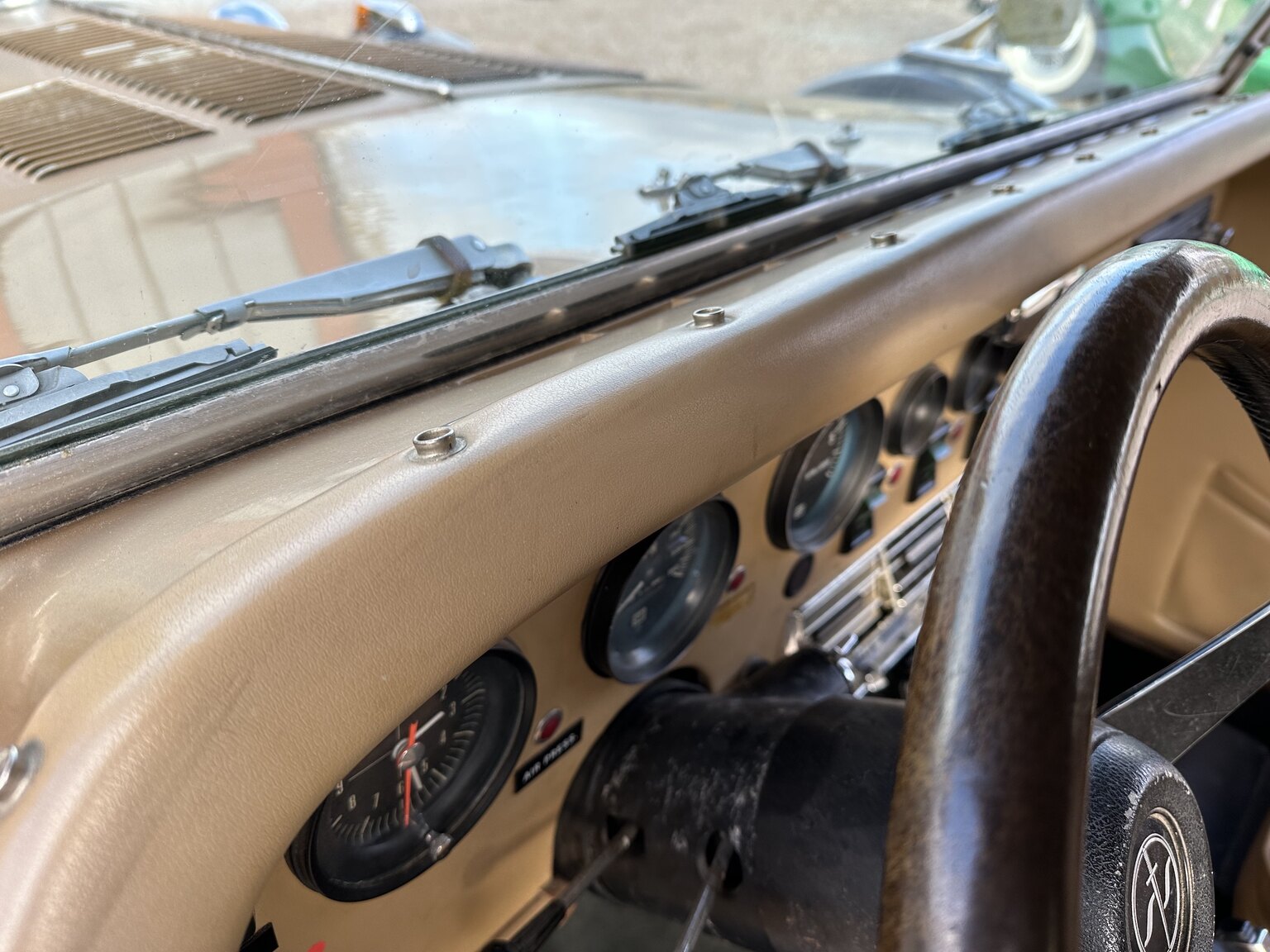 Interior image of 1975 Excalibur Phaeton series III  (24)