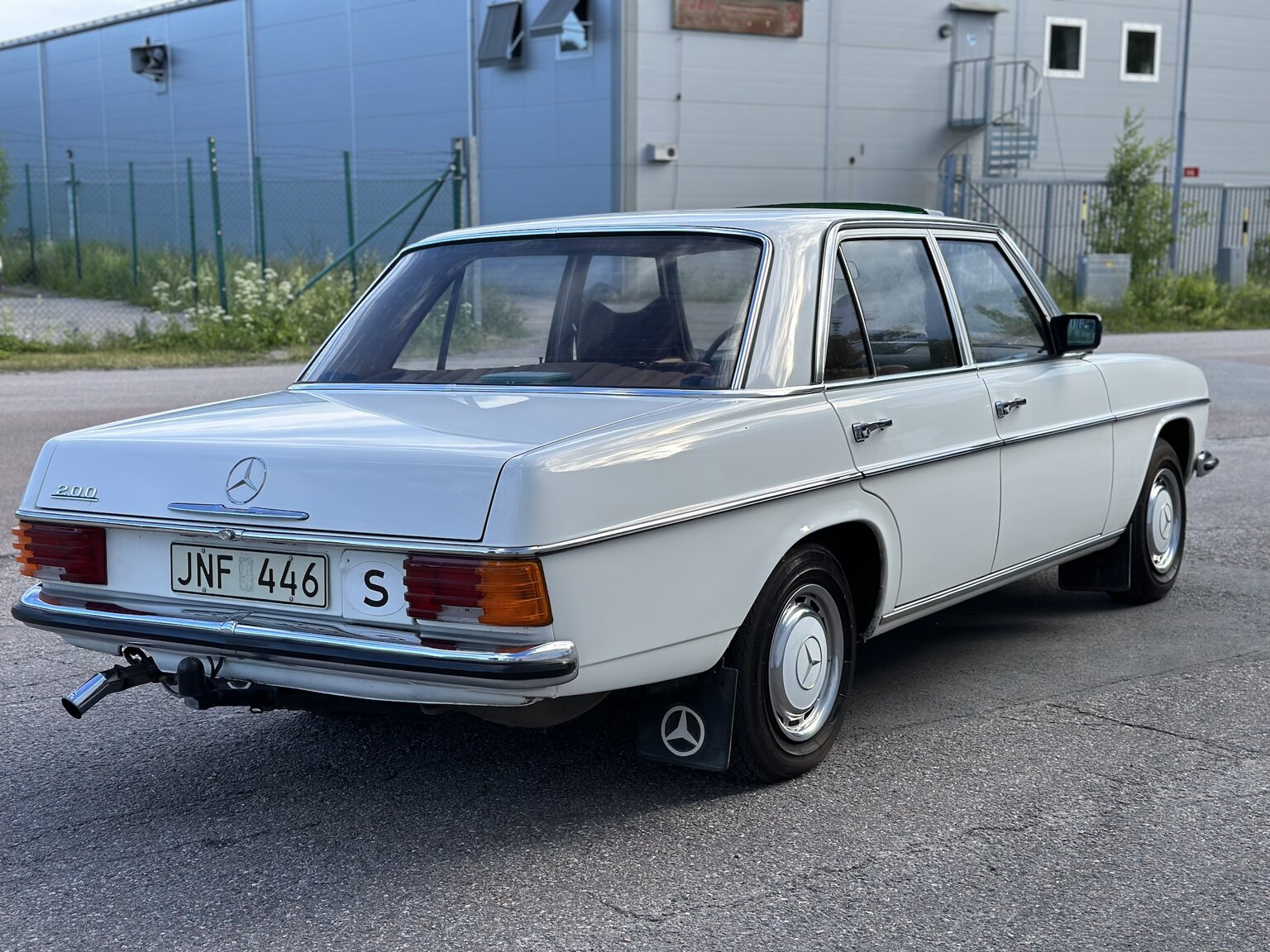 Exterior image of 1975 Mercedes Benz 200