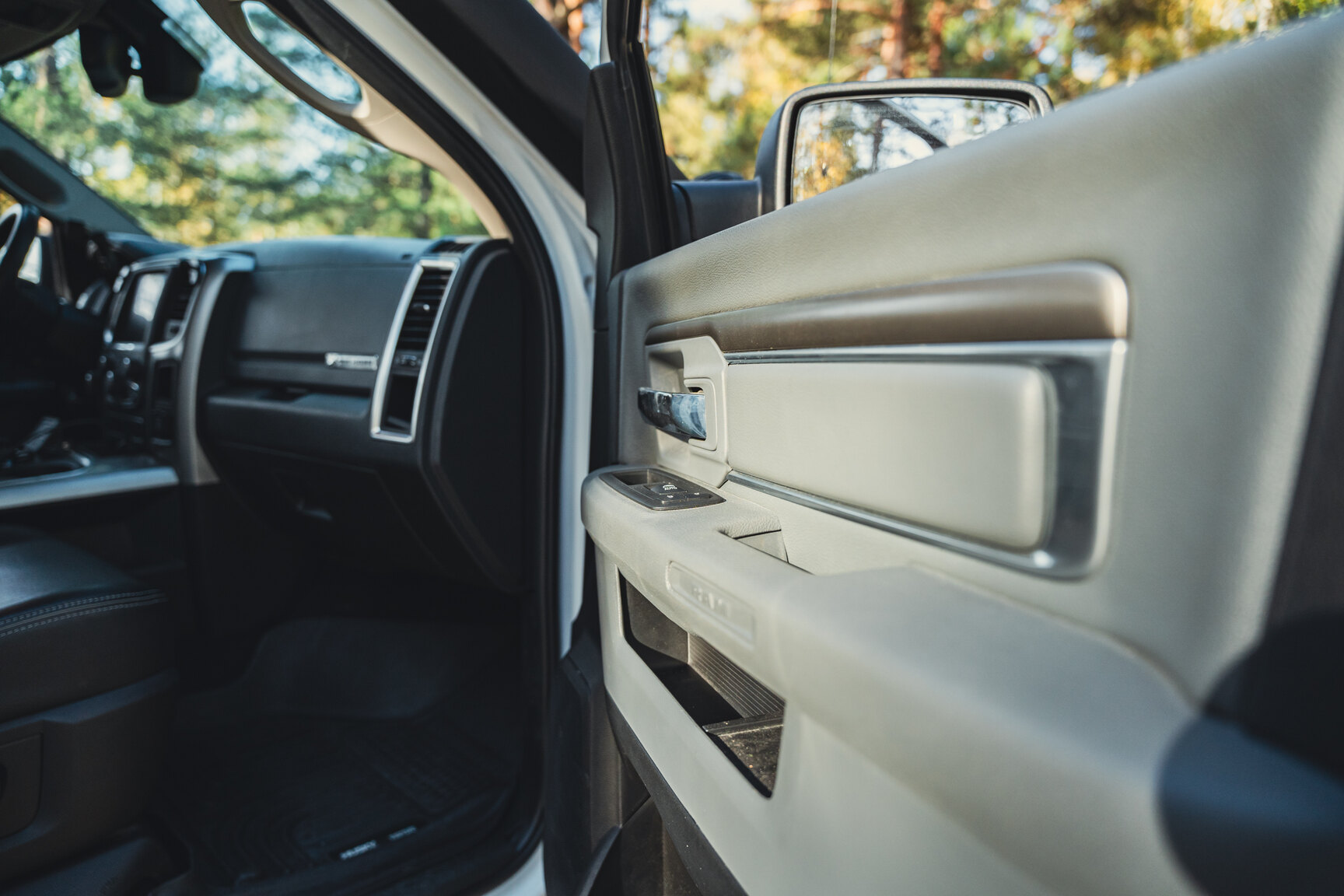 Interiörbild 2017 Dodge Ram 1500 AEV (78)