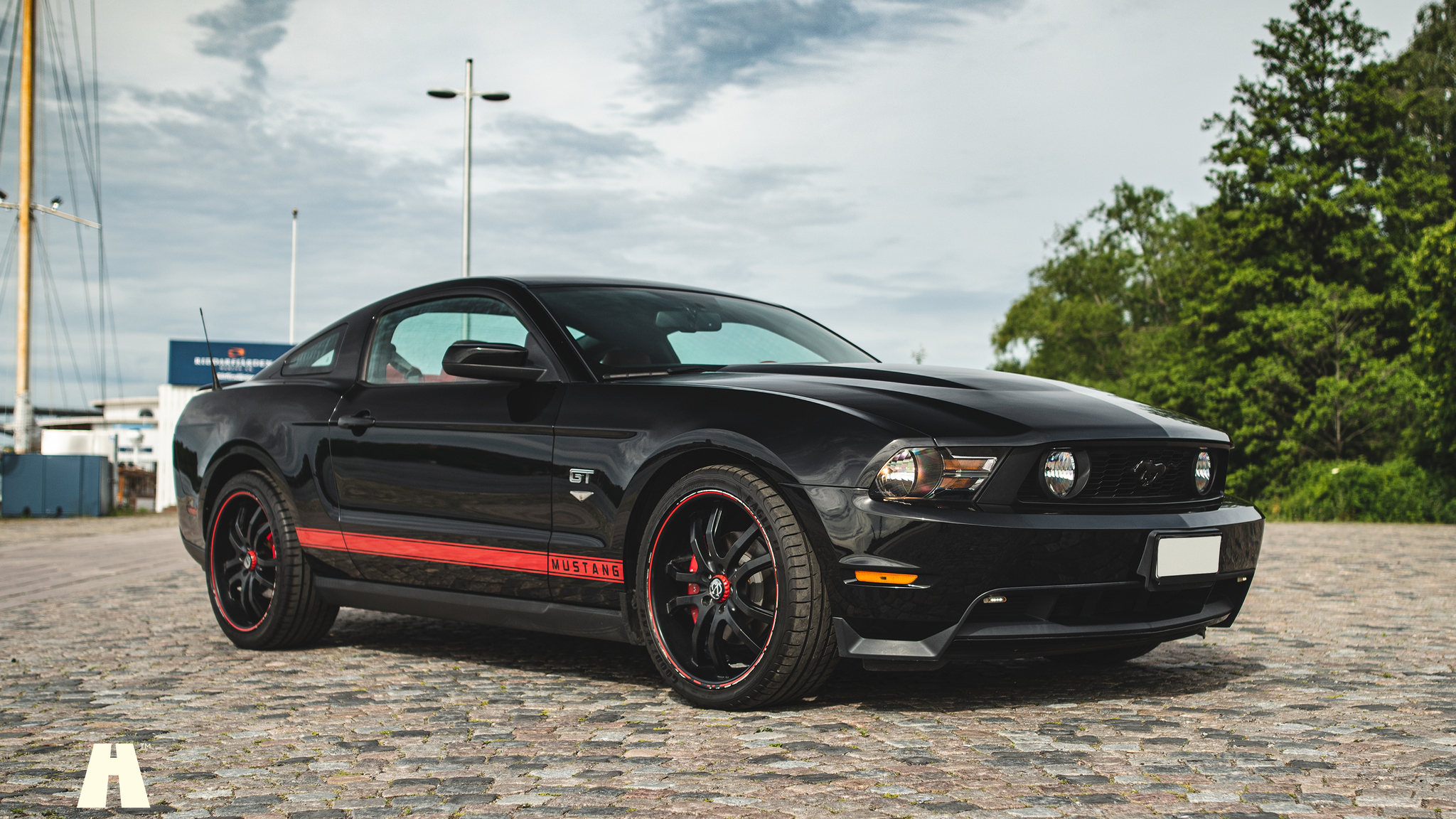 Exterior image of 2010 Ford Mustang GT 