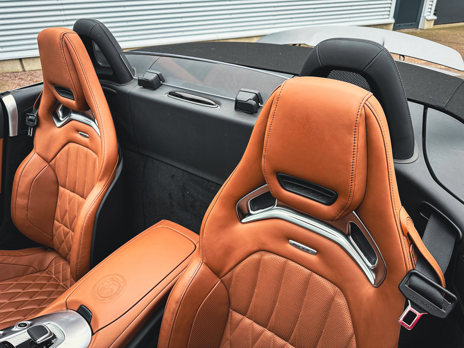 Innenraumfoto von 2018 Mercedes Benz AMG GT C