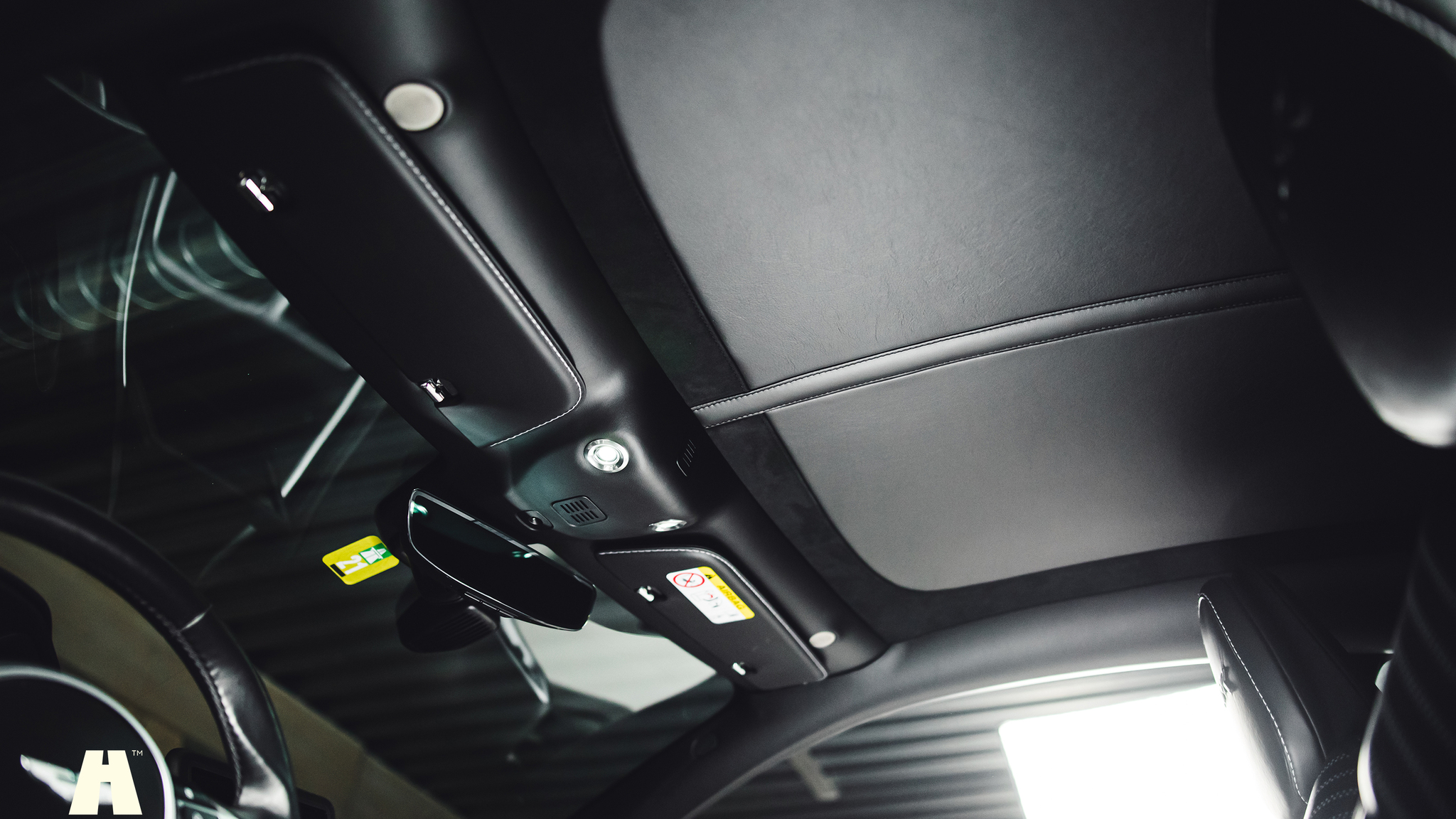 Innenraumfoto von 2019 Aston Martin DB11 AMR (41)