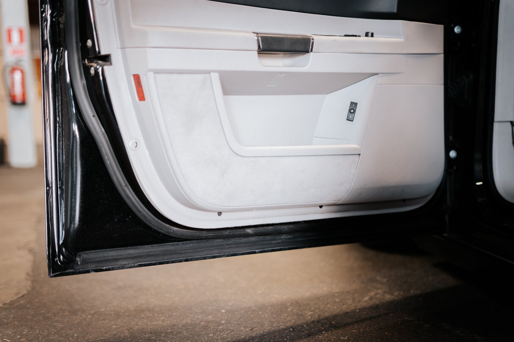 Interior image of 2006 Chrysler 300C SRT-8 (33)