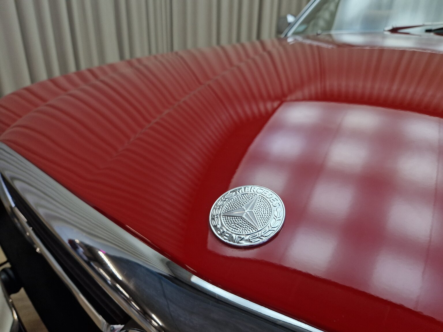 Exteriörbild på Mercedes-Benz 560SL