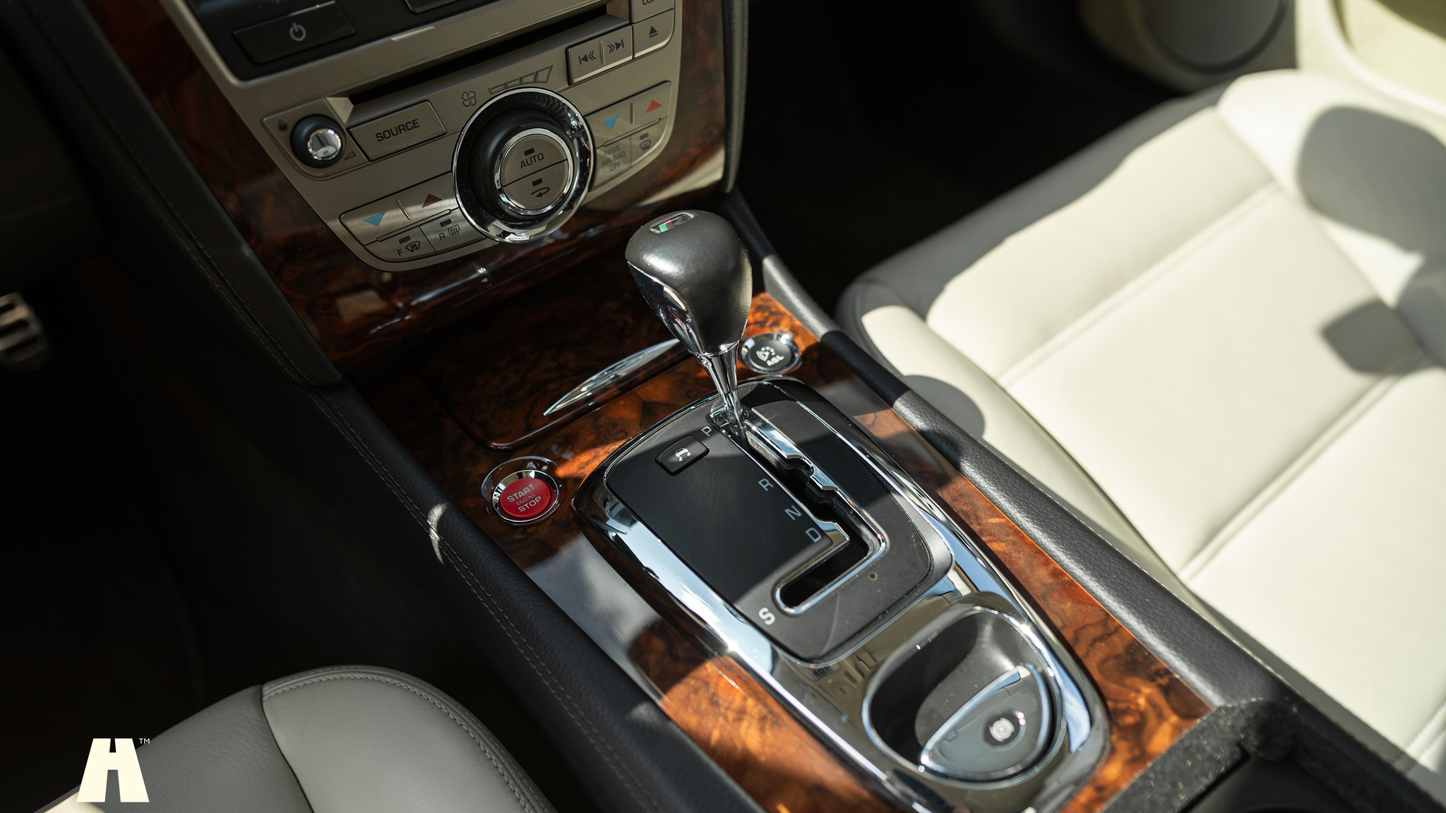 Interior image of 2008 Jaguar XKR (56)
