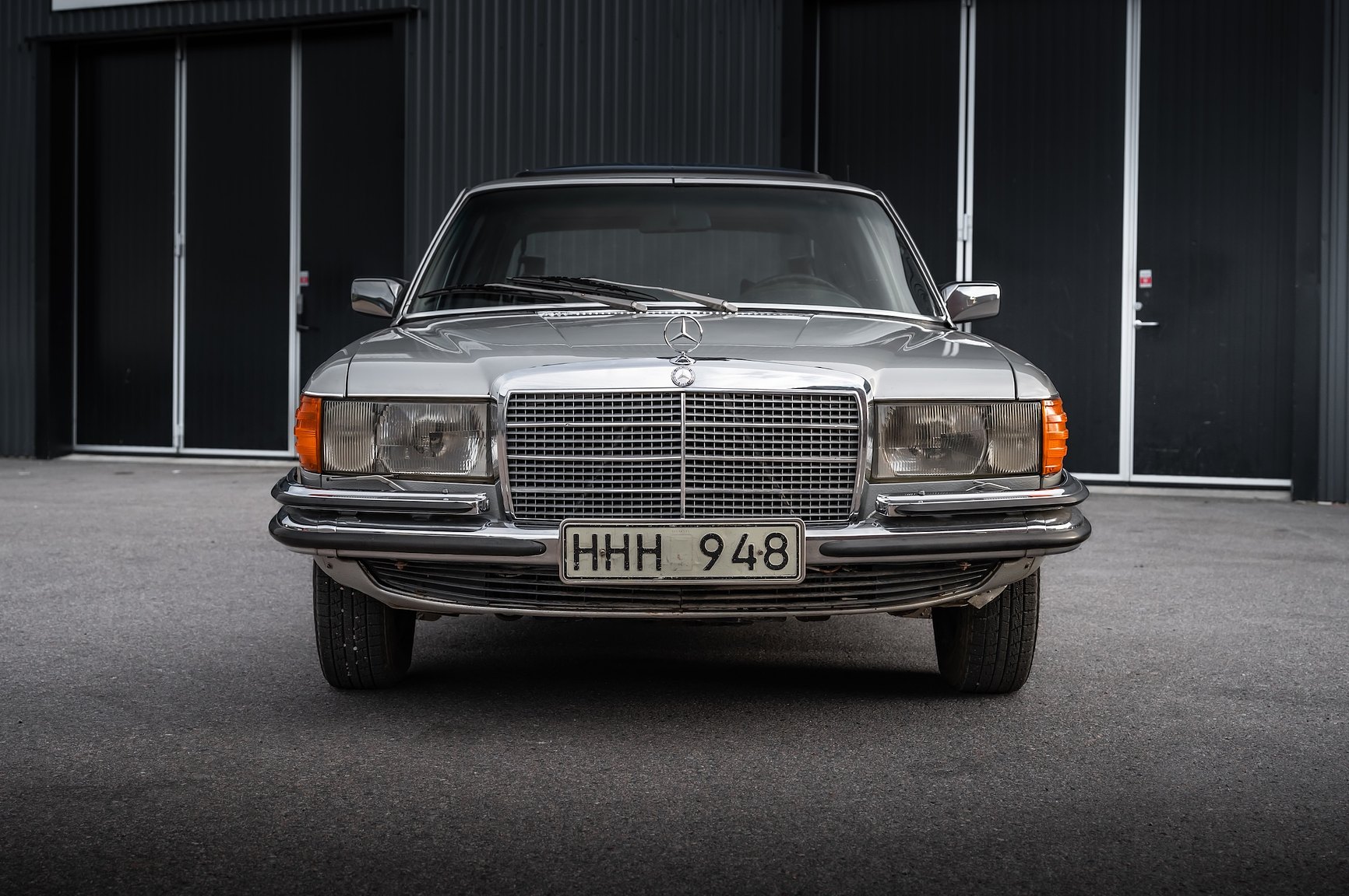 Exteriörbild på 1975 Mercedes-Benz 280 SE 
