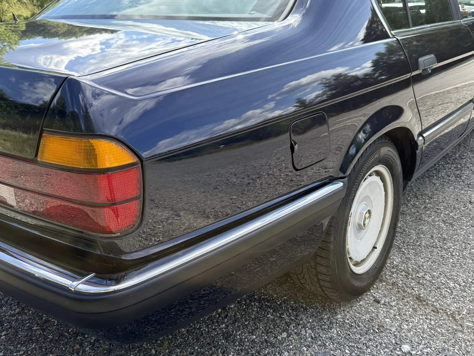 Exterior image of 1990 BMW 750i (59)