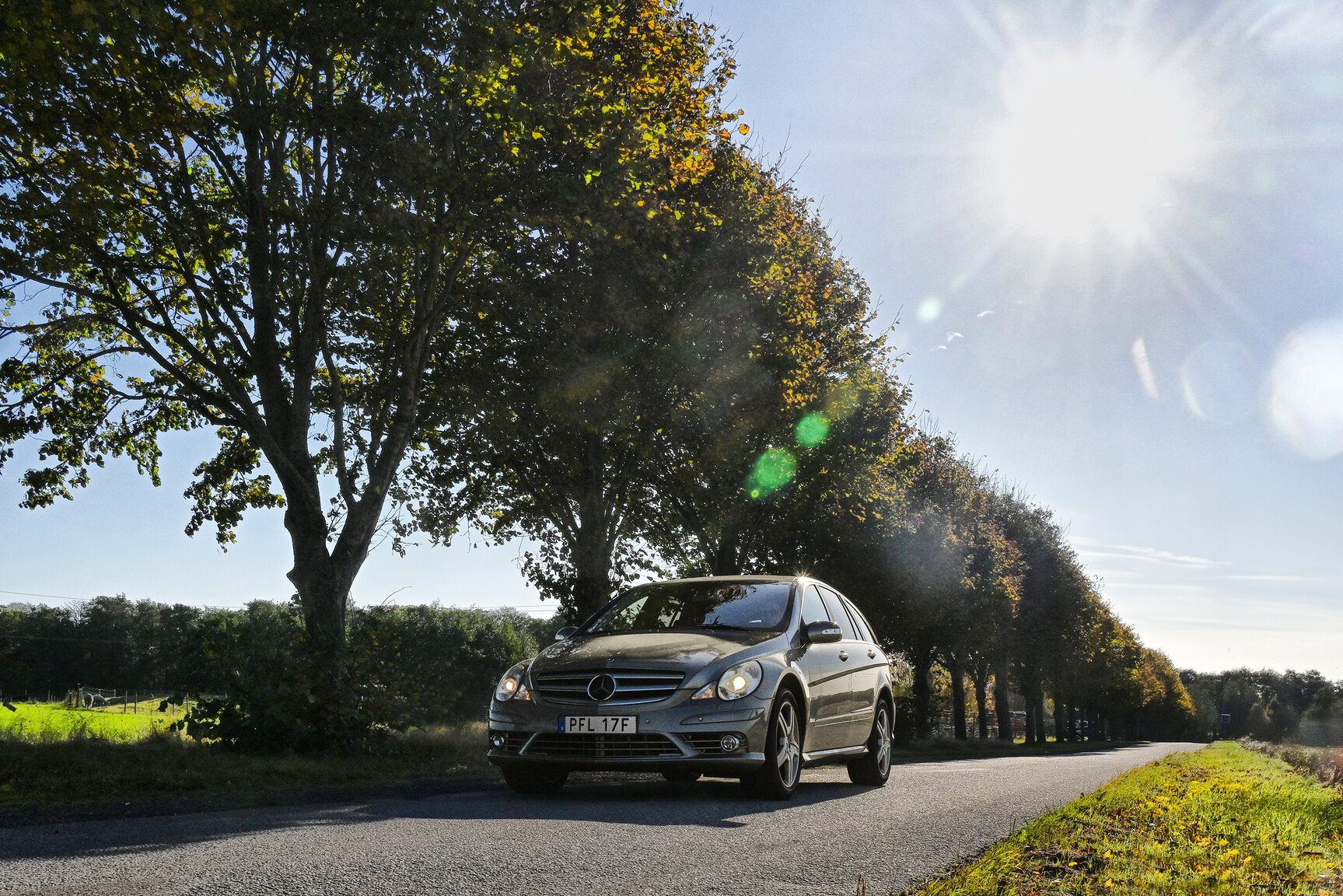 Exterior image of 2006 Mercedes-Benz R 63 AMG