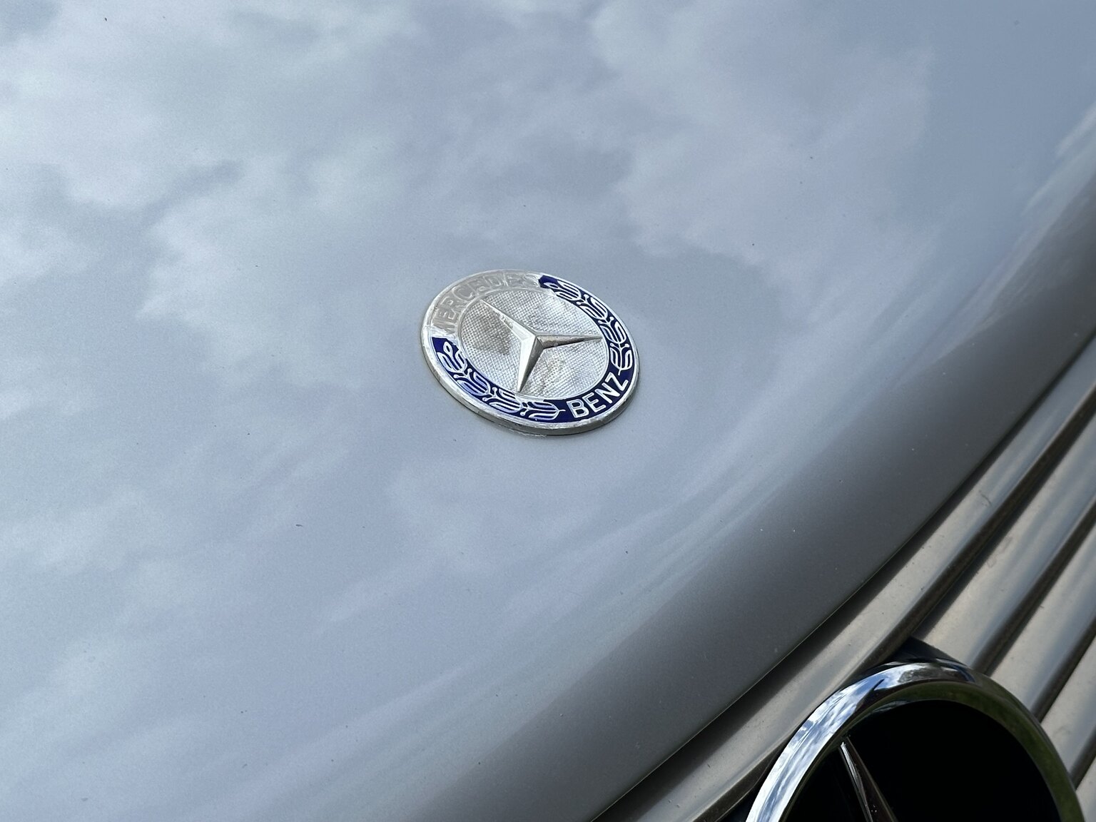 Exterior image of 1992 Mercedes-Benz SL 500