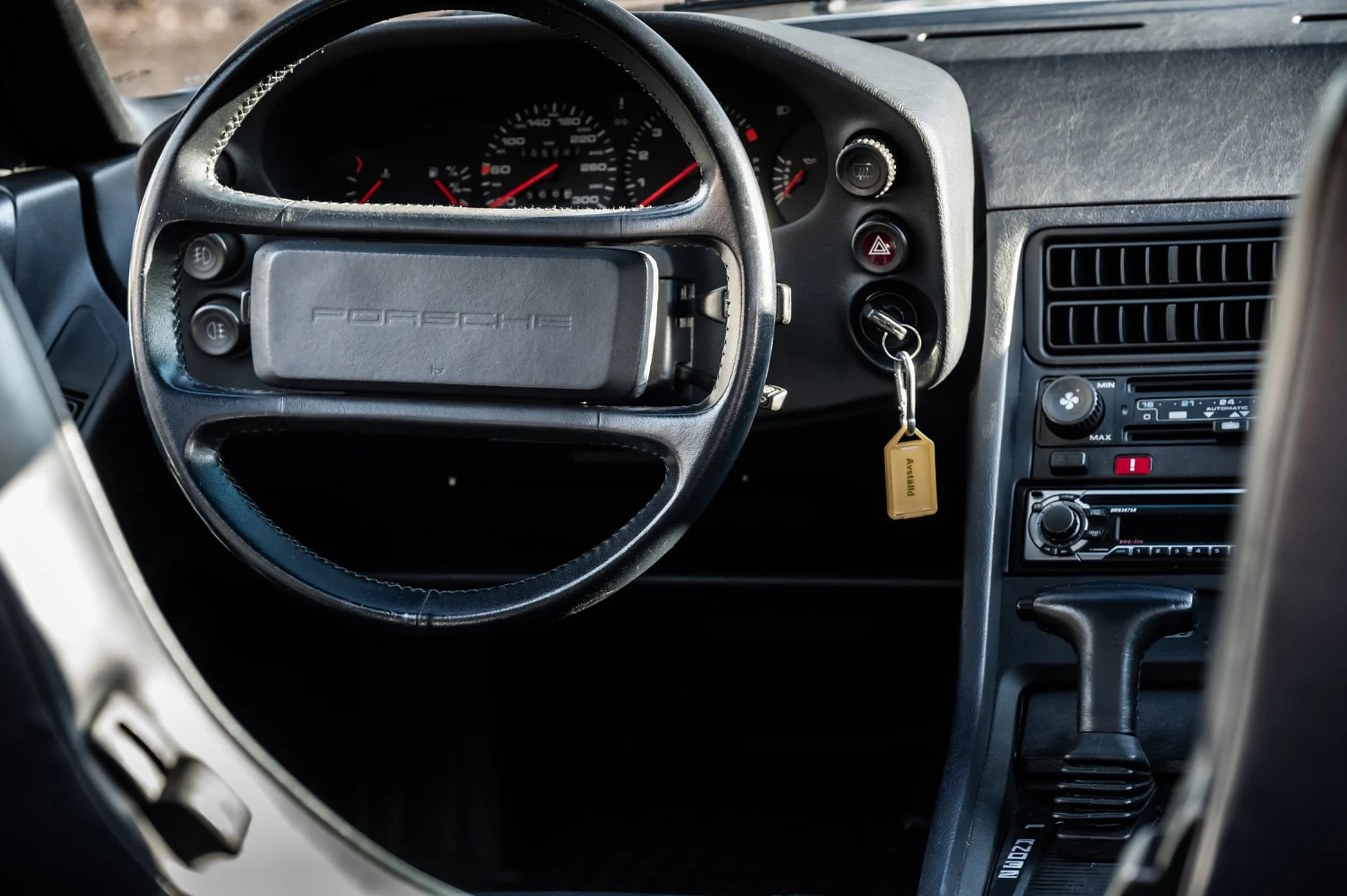 Interior image of 1988 Porsche 928 S4 (2)