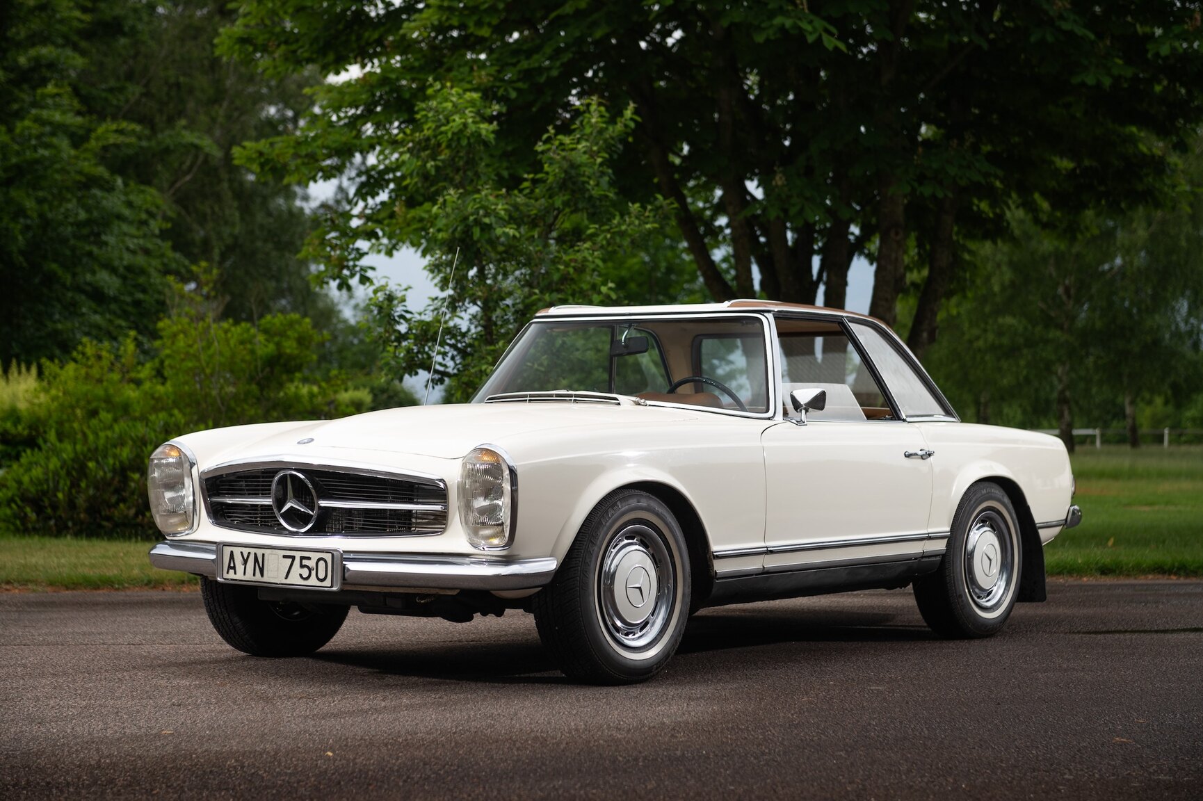Exteriörbild på 1968 Mercedes-Benz 280 SL Pagoda (1)