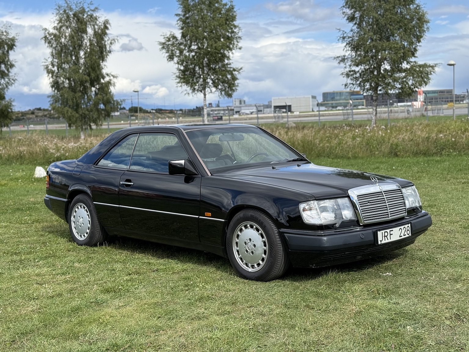 Exterior image of 1990 Mercedes-Benz 300CE-24