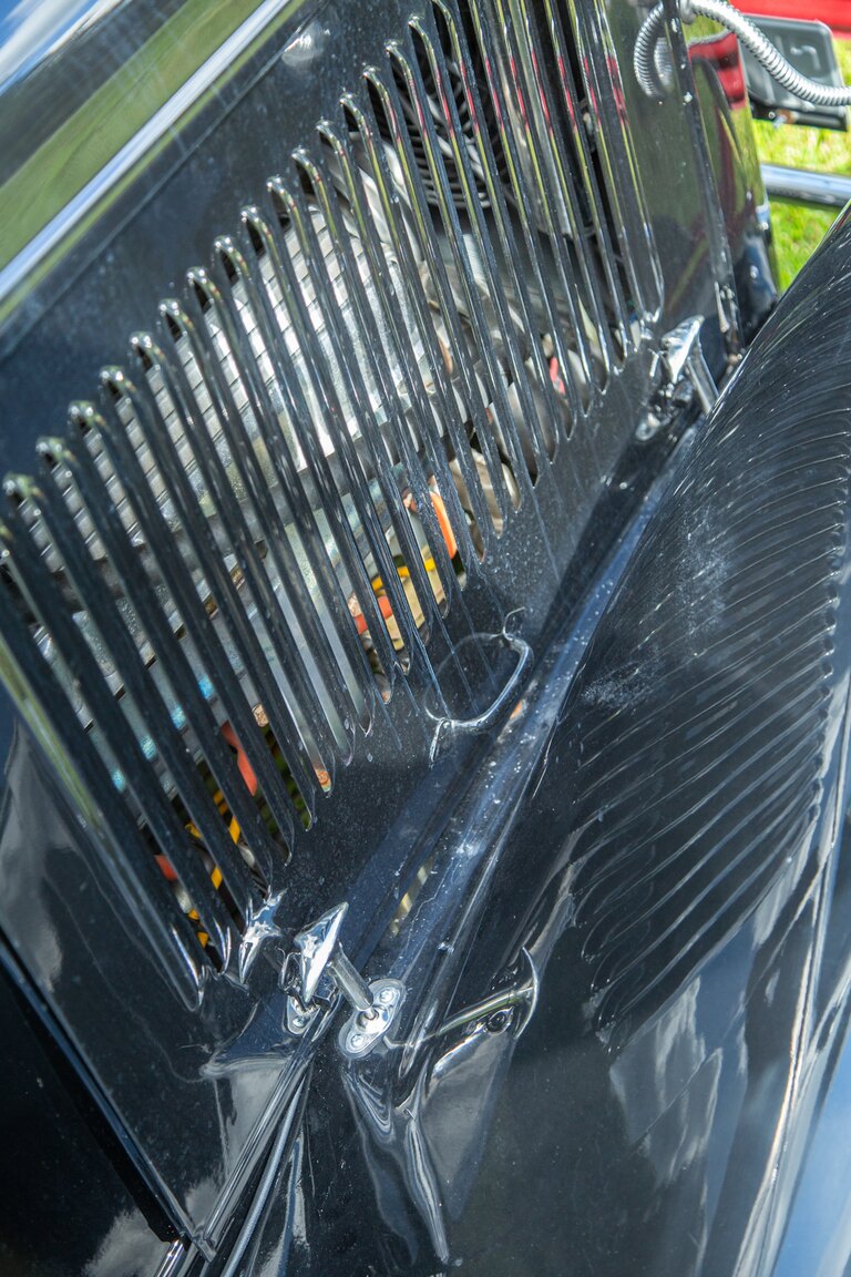 Exterior image of 1932 Ford 32 deuce sport coupé (Hot Rod)