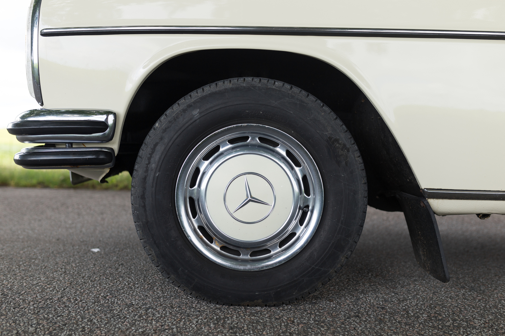 Exteriörbild på 1971 Mercedes 250 C