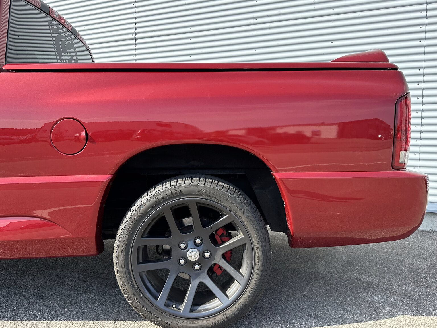 Exteriörbild på 2006 Dodge Ram SRT10