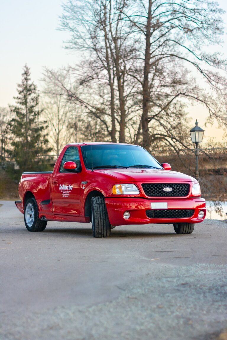 Exterior image of 2000 FORD F-150 SVT Lightning