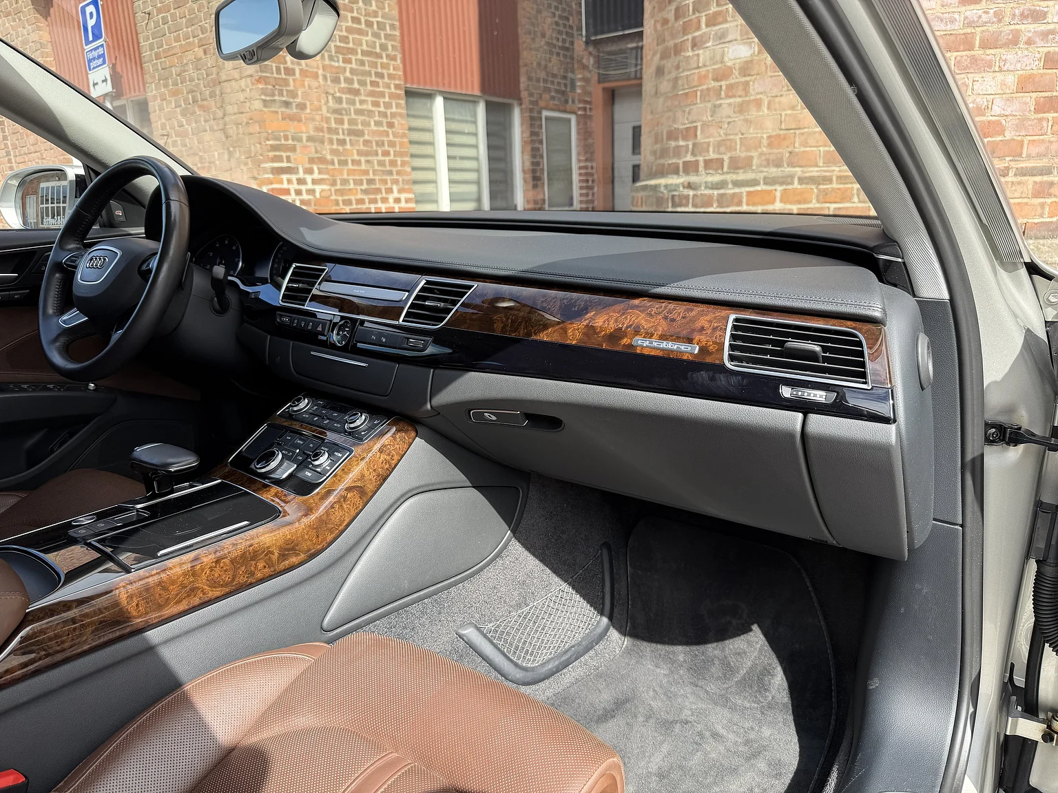 Innenraumfoto von 2014 Audi A8 4.0 TFSI (103)