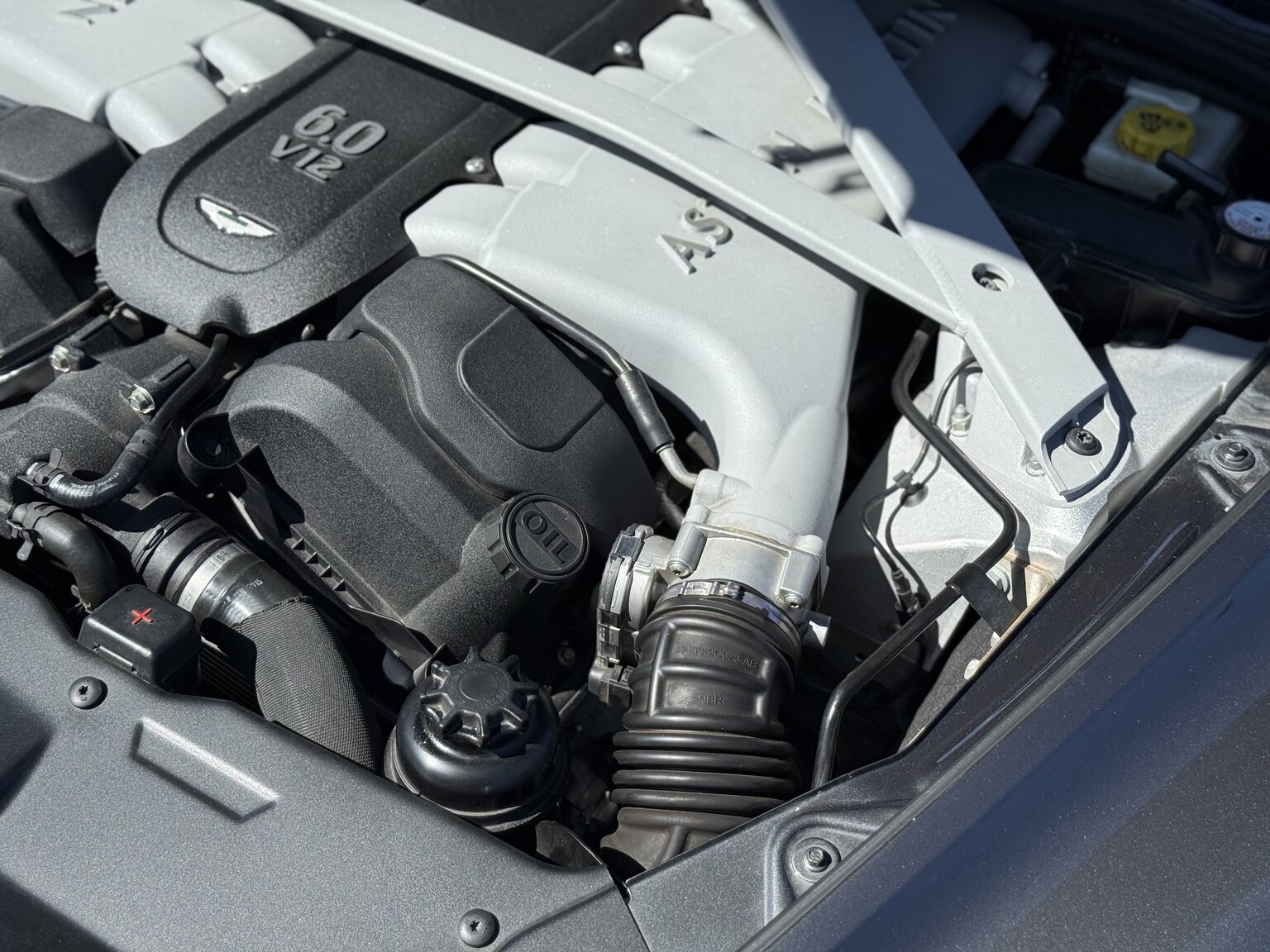 Image of 2015 Aston Martin DB9 Volante mechanics