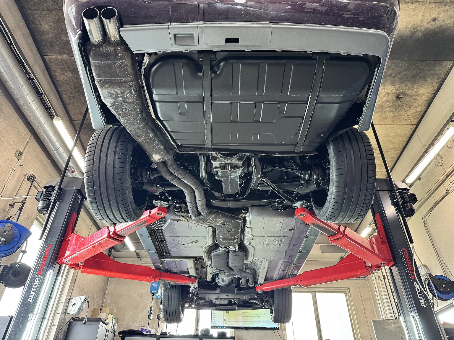 Image of 1993 BMW M5 Touring 3.8 Manual (36) mechanics