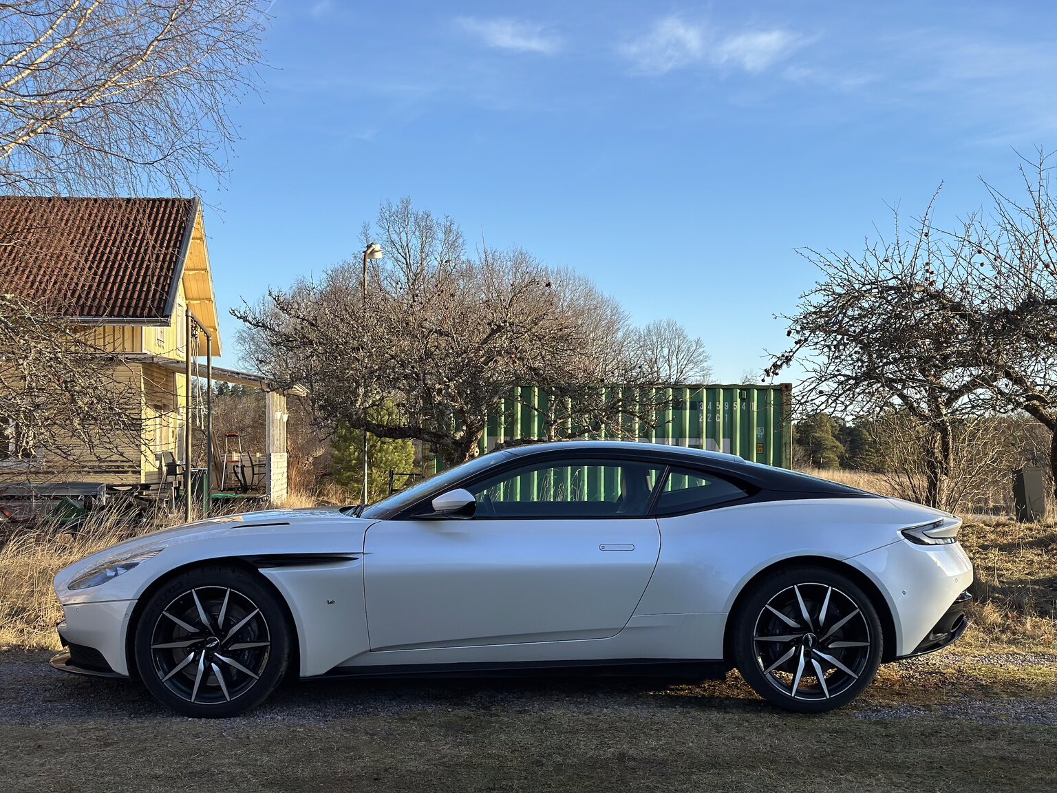 Exteriörbild på 2018 Aston Martin DB11