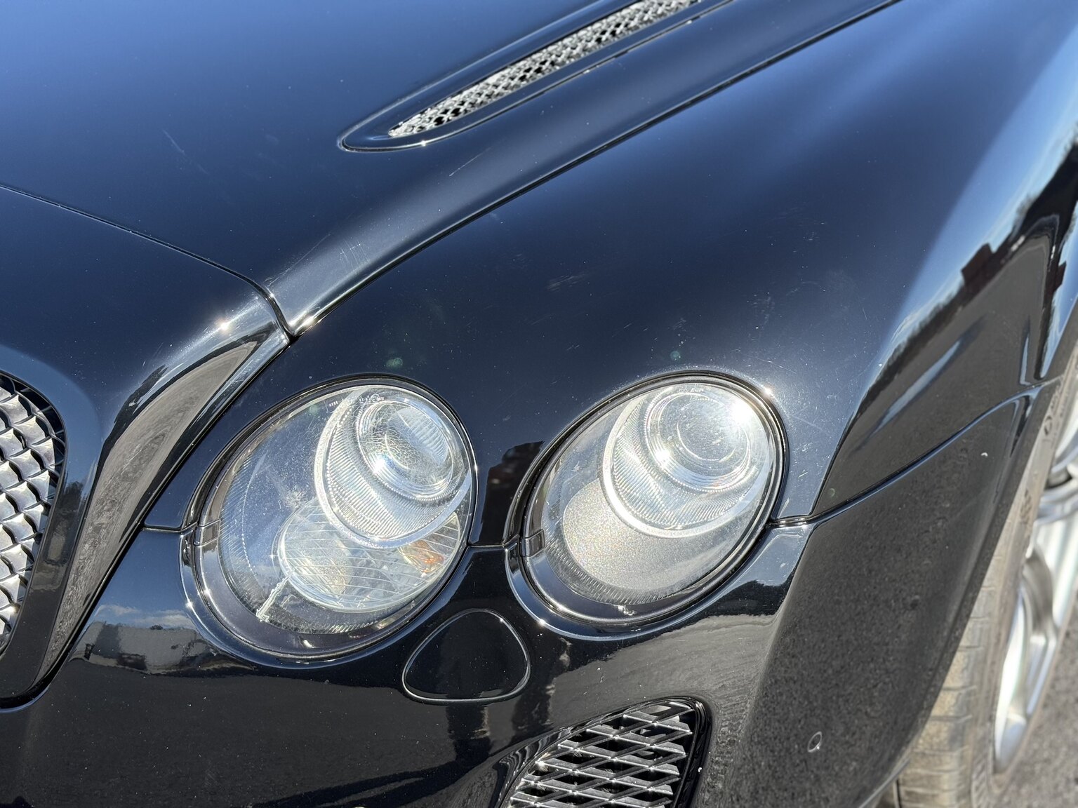 Exteriörbild på 2011 Bentley Continental Supersports