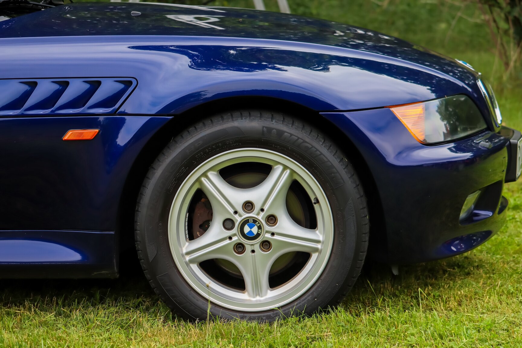 Exterior image of 1999 BMW Z3 1.9i