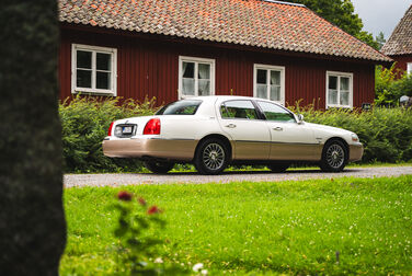 Exteriörbild på 2003 Lincoln Town Car