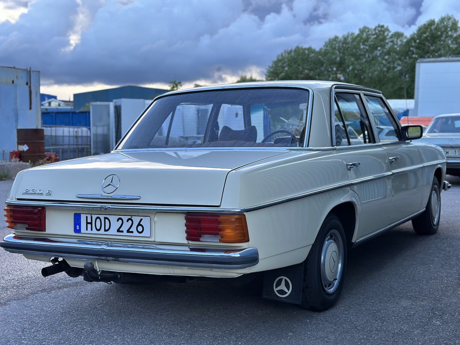Exteriörbild på 1974 Mercedes Benz 230.6